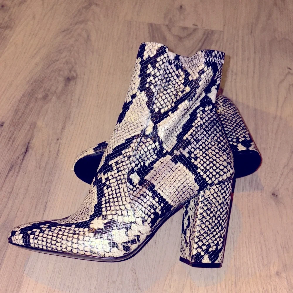 Aldo Snakeskin Patterned Ankle Boots 3 inch tall size 7.5